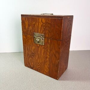 Vintage Perfecto Wooden Barber Box for Straight Blade Razors
Lock and key Cigars